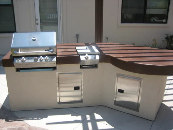 Built-in grill and counter